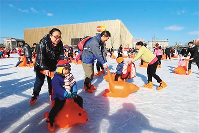 游客體驗五棵松冰世界體育樂園。