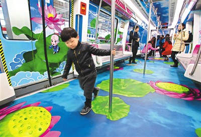 圖為試乘乘客流連忘返。