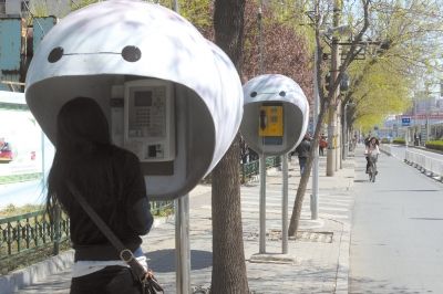 北京30多處電話亭被涂成"大白" 聯(lián)通稱(chēng)將刷回原色