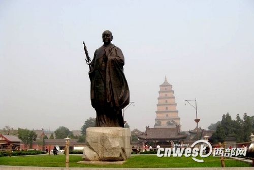 樹立于大雁塔前的唐玄奘像,他是中印兩國悠久交流史的代表人物。