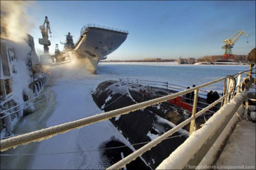 資料圖：2011年冬天正在進(jìn)行最后改裝的戈爾什科夫號航母。