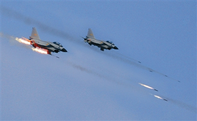 戰(zhàn)機(jī)對(duì)地攻擊。劉應(yīng)華攝