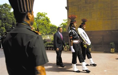 　　6日，帕內(nèi)塔在新德里。他在印度訪問時(shí)稱，美國愿意為印度提供最先進(jìn)的武器