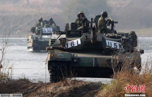 　資料圖：2011年11月2日，韓國(guó)軍隊(duì)在首爾東南100公里的驪州進(jìn)行軍事演習(xí)。