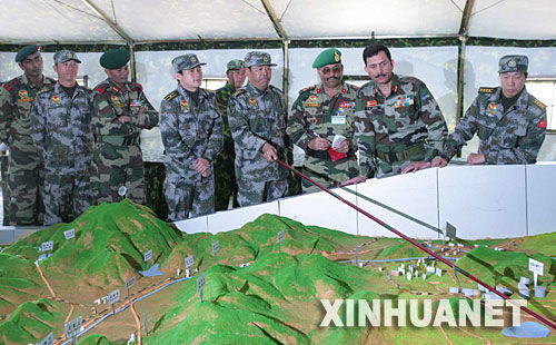 資料圖：2007年12月23日，中印陸軍聯(lián)合軍演中印參訓(xùn)指導(dǎo)組成員在進(jìn)行訓(xùn)練磋商