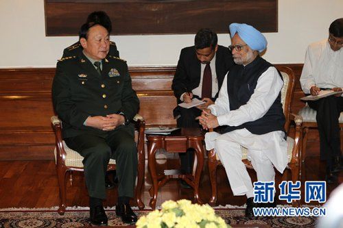 9月4日，在印度首都新德里的總理府，印度總理曼莫漢·辛格（右）會(huì)見中國(guó)國(guó)務(wù)委員兼國(guó)防部長(zhǎng)梁光烈。