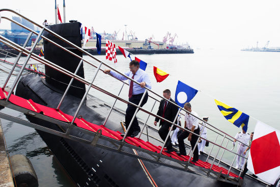 昨天，美國(guó)防長(zhǎng)帕內(nèi)塔登上一艘中國(guó)宋級(jí)潛艇