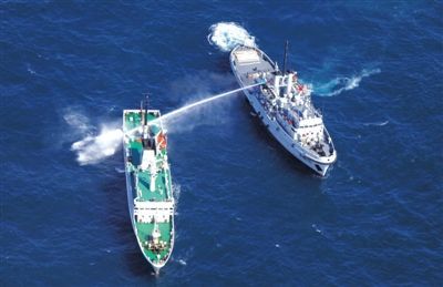 昨日，東海某海域，東海艦隊拖船使用高壓水炮為地方執(zhí)法船滅火