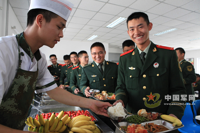 武警伙食費漲三元：平時5菜1湯周末8菜大會餐