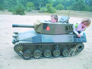 為了讓3歲兒子玩得拉風(fēng)，荷蘭父親9個(gè)月時(shí)間造了這輛坦克。