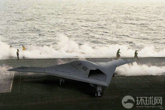 資料圖：X-47B無人機(jī)在林肯號航母上進(jìn)行系統(tǒng)連接測試。
