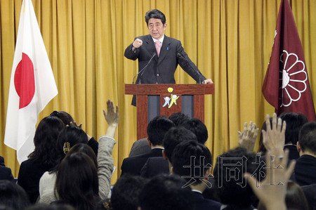 12月17日，日本自民黨總裁安倍晉三17日在黨總部會見記者，表示考慮與日本維新會和眾人之黨攜手修改憲法。