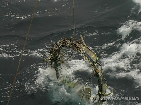 韓國防部23日表示，于本月21日又打撈了三塊朝鮮遠程火箭“銀河3”號的殘骸，打撈地點在之前打撈一級火箭氧化劑桶附近1-2公里海域內。（圖片來源：韓聯(lián)社）