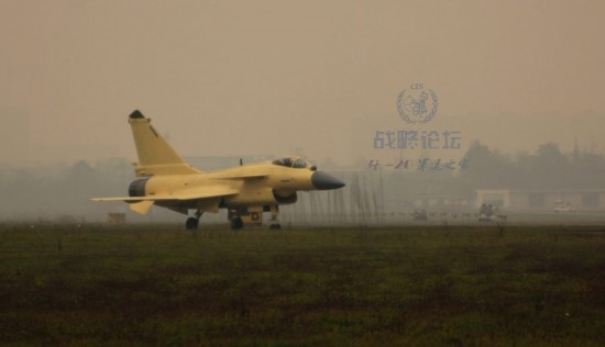　網(wǎng)友拍攝到的殲-10B戰(zhàn)機試飛照