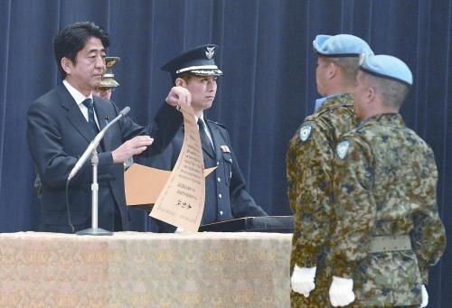 20日，日本首相安倍晉三向回國的戈蘭高地維和自衛(wèi)隊遞交政府獎狀。安倍在儀式上稱，近年“日本周邊的安全保障環(huán)境更加嚴峻”，為此將修改《防衛(wèi)計劃大綱》，進一步加強日美同盟。