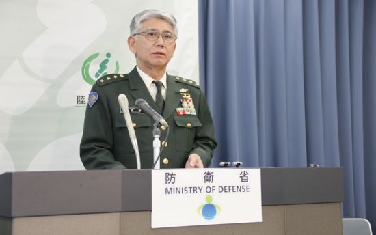2月21日下午2點，日本陸上自衛(wèi)隊參謀長君塚榮治在防衛(wèi)省會見記者