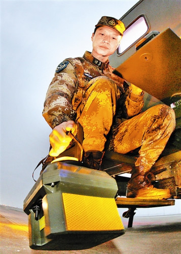 燈光班戰(zhàn)士乘坐布設(shè)車在跑道上快速布燈。