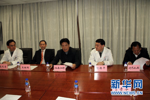 西藏自治區(qū)政府主席洛桑江村(左三)、副主席邊巴扎西(右一)一行來到解放軍總醫(yī)院，向牽頭“慈善援藏”救助活動的解放軍總醫(yī)院醫(yī)護人員表達謝意并贈送牌匾。蔡琳琳 攝