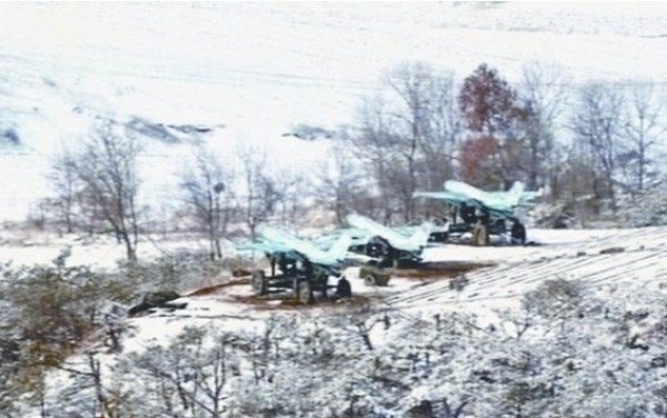 朝鮮公開的照片顯示，在三輛牽引車輛上各自搭載了一架無人機。