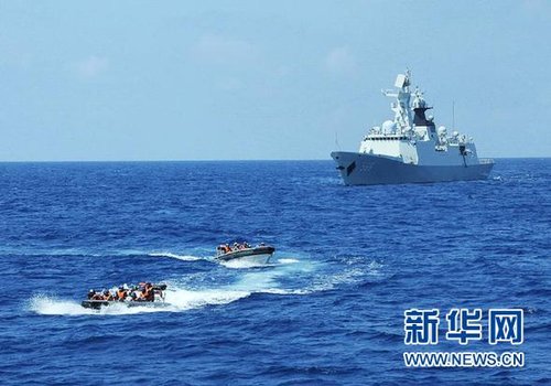 3月28日，十余名臨檢拿捕隊(duì)員從玉林艦出發(fā)，乘小艇駛向模擬可疑商船的艦只。