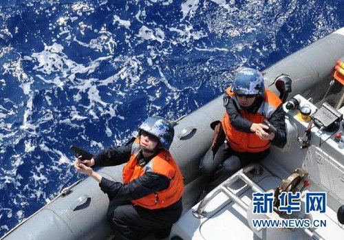 　3月28日，十余名臨檢拿捕隊(duì)員乘小艇駛至模擬可疑商船下方水面。