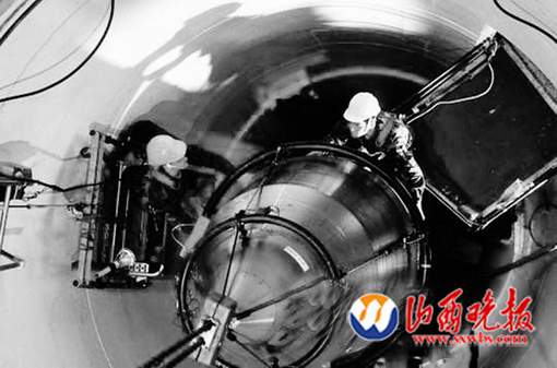 美國(guó)空軍人員將一枚“民兵3”型洲際彈道導(dǎo)彈導(dǎo)入制導(dǎo)設(shè)備。