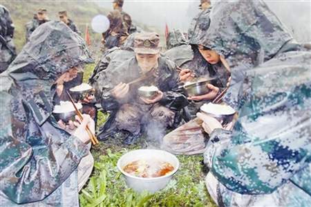 該團官兵在演練中用餐。張海峰攝