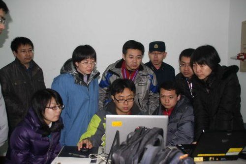 　資料圖：周紅麗（左三）和試驗(yàn)隊(duì)員判讀試驗(yàn)數(shù)據(jù)。