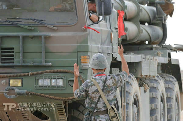 　資料圖：遠火炮長指揮裝備進入發(fā)射陣位。