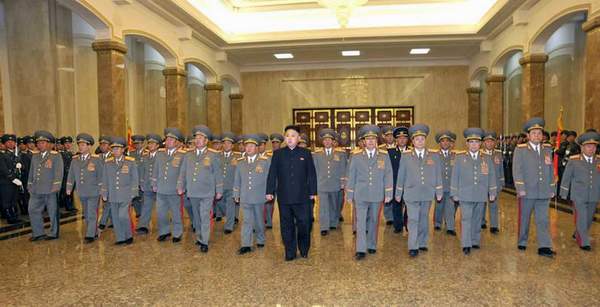 朝鮮最高領(lǐng)導(dǎo)人金正恩于15日零時(shí)率領(lǐng)朝鮮軍方高級干部參拜了安置金日成和金正日遺體的錦繡山太陽宮。