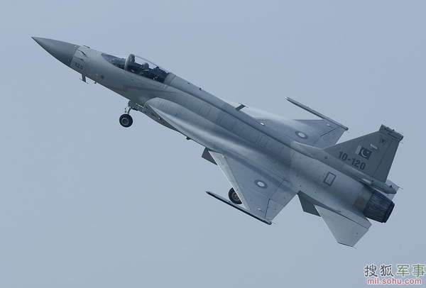 巴基斯坦梟龍戰(zhàn)機(jī)獻(xiàn)技珠海航展。