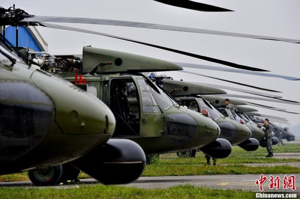4月22日，成都軍區(qū)十三野戰(zhàn)軍陸航旅抗震救災(zāi)英雄團(tuán)的直升機(jī)群，抓住四川雅安地震災(zāi)區(qū)日落前夕濃積雨霧天