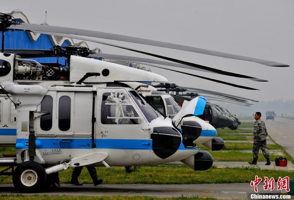 4月22日，成都軍區(qū)十三野戰(zhàn)軍陸航旅抗震救災(zāi)英雄團(tuán)的直升機(jī)群，抓住四川雅安地震災(zāi)區(qū)日落前夕濃積雨霧天