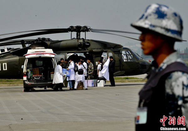 　4月22日，成都軍區(qū)十三野戰(zhàn)軍陸航旅抗震救災(zāi)英雄團(tuán)的直升機(jī)群，抓住四川雅安地震災(zāi)區(qū)日落前夕濃積雨霧