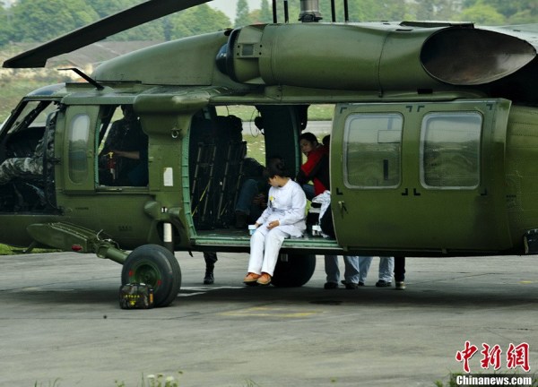 4月22日，成都軍區(qū)十三野戰(zhàn)軍陸航旅抗震救災(zāi)英雄團(tuán)的直升機(jī)群，抓住四川雅安地震災(zāi)區(qū)日落前夕濃積雨霧天