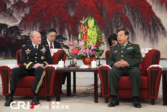 　中央軍委副主席范長龍上將（右）會見美軍參聯(lián)會主席鄧普西上將。