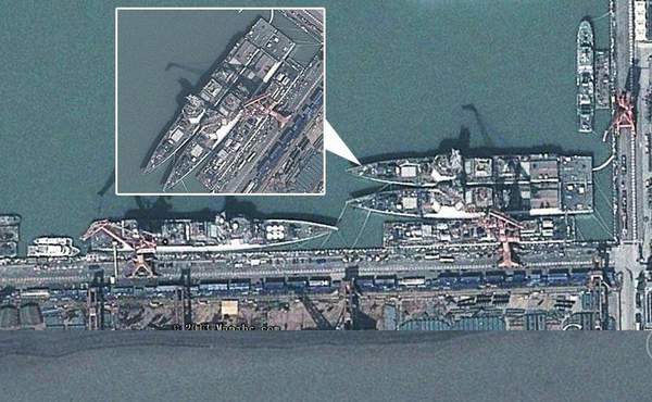 在大型船塢內(nèi)舾裝的兩艘052D導(dǎo)彈驅(qū)逐艦，注意右側(cè)的船塢內(nèi)實際上正在建造第三艘052D導(dǎo)彈驅(qū)逐艦。