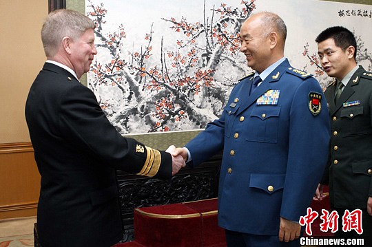 5月6日下午，中共中央軍委副主席許其亮空軍上將，在北京八一大樓會見來華進(jìn)行正式友好訪問的芬蘭國防參謀長蘭尼科海軍中將一行。中新社發(fā) 宋吉河 攝