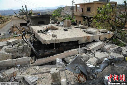 資料圖：當(dāng)?shù)貢r間5月5日凌晨。以色列對3處敘利亞軍事場所進行空襲，造成平民傷亡和大規(guī)模破壞，空襲威脅