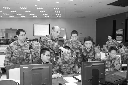 胡曉峰（后排左二）與團(tuán)隊(duì)在演習(xí)大廳（科學(xué)報(bào) 段文君攝）