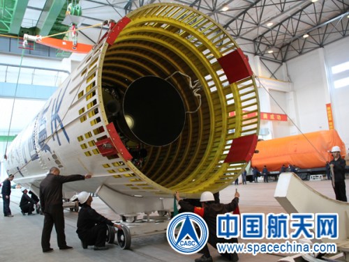 長征二號F火箭吊運進廠房