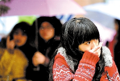 大學(xué)路附近，一位美女冷得縮起脖子。 晚報記者 馬健 圖