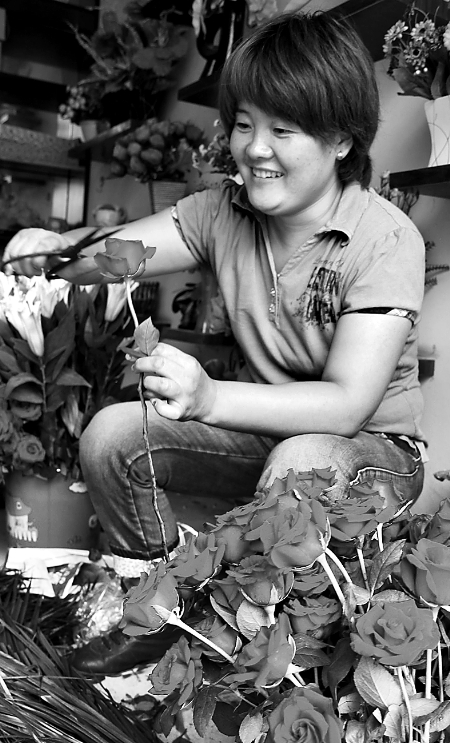 8月21日，內(nèi)黃縣一家鮮花店的工作人員正在包裝鮮花。