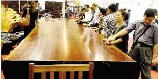 巨型原木做成的工作臺