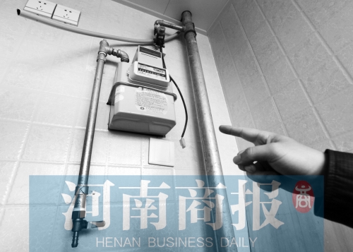 天然氣管裸露，有居民稱安裝好的燃?xì)庠罹咭恢遍e置