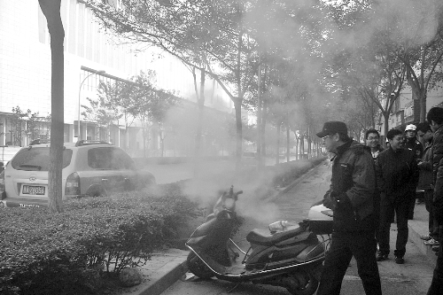 暖氣管爆裂，熱水熱氣從花壇中噴出。