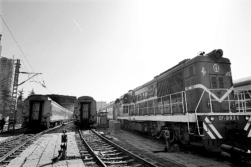 　　鄭州車輛段，擦拭一新的列車整裝待發(fā)。