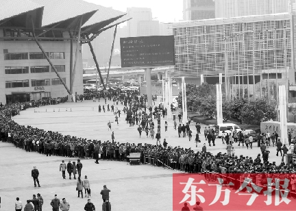 3月2日，在鄭州國(guó)際會(huì)展中心，河南省春季人才招聘會(huì)舉行，六萬(wàn)五千名求職者扎堆求職