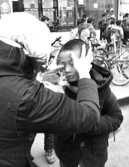 春天風沙大，一孩子被風沙瞇了眼