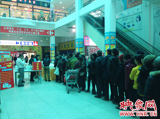 市民爭(zhēng)相排隊(duì)“買(mǎi)”蛋糕獻(xiàn)愛(ài)心